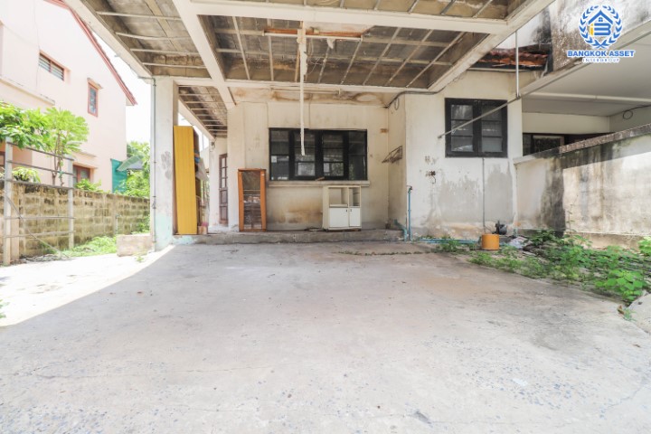 *****บ้านแฝดมือสองนนทบุรี หมู่บ้าน เกร็ดแก้วการ์เด้นท์ รัตนาธิเบศร์ เนื้อที่กว้างขวางมากถึง 40 ตร.ว. ฟังก์ชัน 3 ห้องนอน 2 ห้องน้ำ ที่จอดรถ 1 คัน พื้นที่ใช้สอยเยอะ บนทำเลสะดวกสบายสุดๆ เพียงไม่ถึง 10 นาทีก็ถึงรถไฟฟ้าสายสีม่วง "สถานีบางกระสอ" ใกล้เซ็นทรัล รัตนาธิเบศร์ และทางด่วน "ศรีรัช"